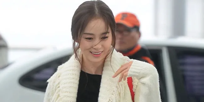 Gaya Fashion Aktris Cantik Kim Tae Hee di Airport