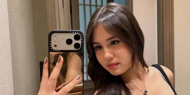 Gaya Mirror Selfie Nicole Rossi, Pamer Kecantikan yang Paripurna