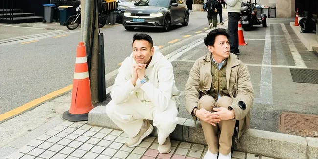 Gaya Raffi Ahmad dan Ariel NOAH 'Ngemper' di Pinggir Jalan Korea, Nongkrong Ala Warlok