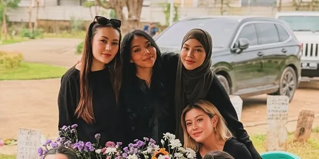 Geng Hanam Kunjungi Makam Lula Lahfah, Termasuk Awkarin