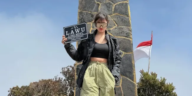 Ghea Youbi Bagikan Momen Mendaki ke Puncak Gunung Lawu