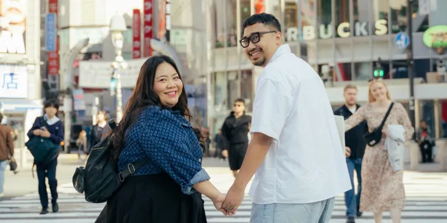 Gita Bhebhita Liburan ke Jepang Bareng Suami, Foto Mesra di Shibuya