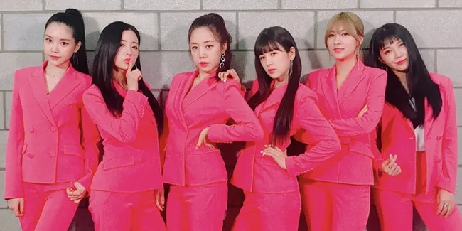 Goodbye Stage, Apink Tampil Stylish Pakai Setelan Jas Warna Pink!