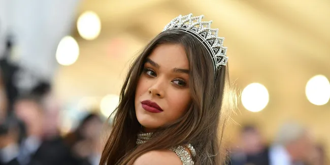Hailee Steinfeld dan Josh Allen Umumkan Kehamilan Anak Pertama, Siap Jadi Orang Tua