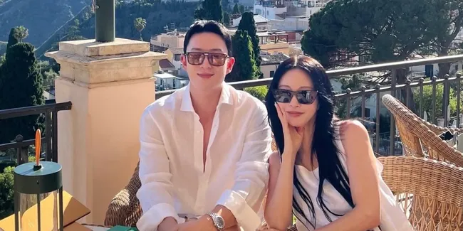 Han Ye Seul Pamer Momen Natal dengan Suami Berondong 10 Taun Lebih Muda, Masih Seperti Pengantin Baru