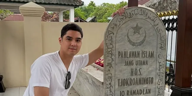 Hari Pahlawan, Al Ghazali Nyekar ke Makam HOS Tjokroaminoto - Kenang Eyang Canggah
