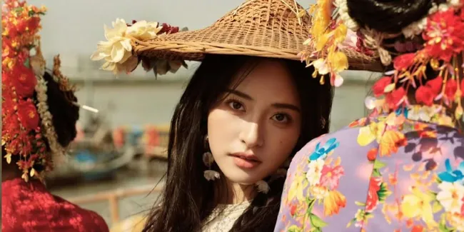 Harper Baazar Bagikan Pemotretan Bareng Shen Yue, Tampil Cantik dan Menawan