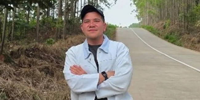 Haykal Kamil Tunjukkan Tebalnya Abu Vulkanik di Teras Rumahnya