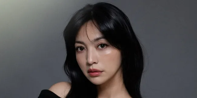 Hesti Purwadinata Mendadak Balik ke Setelan Model Saat Photoshoot di Studio Korea
