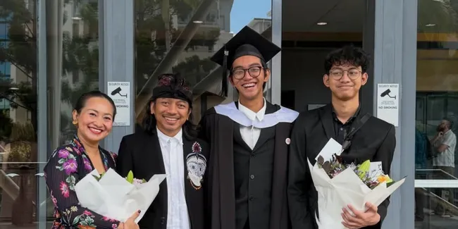 I Dewa Gede Devananda Anak Dewa Budjana Wisuda S1, Jurusan Film and Screen Media Production