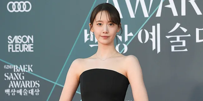 Im YoonA & Bae Suzy Pakai Gaun Kembar Beda Warna di Baeksang Arts Awards 2026