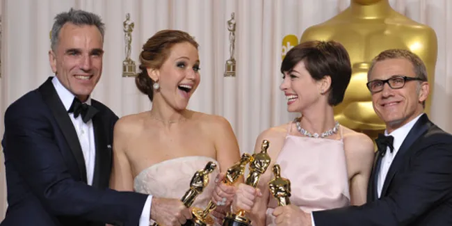 Inilah Senyum Mereka Setelah Menerima Piala