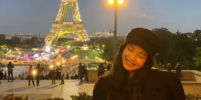 Intip Berbagai Hasil Potret Jennie Kim Dengan Menara Eiffel, Dua Objek yang Sama-Sama Cantik!