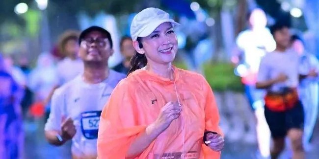 Ira Wibowo Lari Tengah Malam sambil Menantang Hujan Lebat, Mau Nyerah Tapi Nanggung