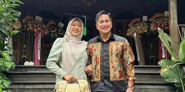 Irfan Hakim Rayakan Istri Lulus S2, Ungkap Kebanggaan di Tengah Kesibukan Ngurus 5 Anak