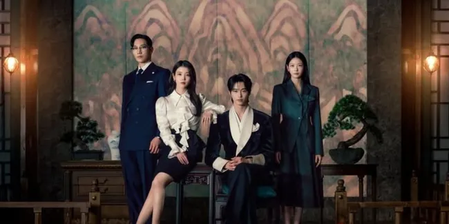 IU & Byeon Woo Seok Bak Pasangan Negeri Dongeng di Poster Terbaru Drama Korea 'PERFECT CROWN'