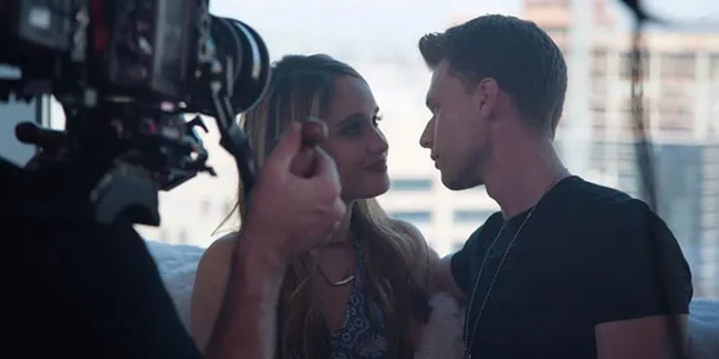 Jadi Bintang Video Klip, Cinta Laura Mesra Dengan Penyanyi Kece