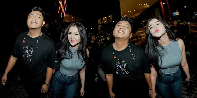 Jadi Support System, 8 Potret Bella Bonita Saat Temani Denny Caknan Manggung - Romantis Banget!