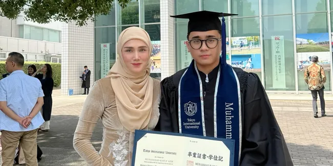 Jarang Tersorot, Potret Rafly Anak Mulan Jameela yang Baru Wisuda di Tokyo