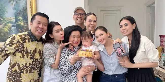Jessica Mila Ikut Beri Kejutan Ultah Ibu Mertua, Dapat Sambutan dan Pelukan Hangat