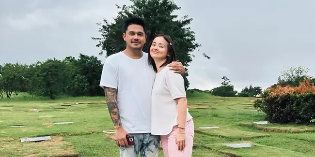 Joanna Alexandra dan Calon Suami Ziarah ke Makam Raditya Oloan, Tulis Pesan Menyentuh