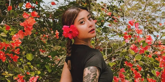 Karin Novilda Pakai Bra Batok Kelapa di Fiji, jadi Island Girl