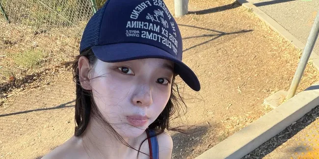 Potret Karina aespa Jajal Surfing di Malibu, Cantik Natural Tanpa Makeup Bikin Salfok