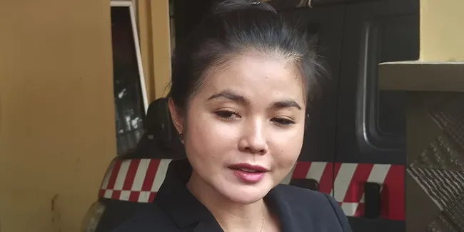 Karina Ranau Peringati Anniversary di Makam Epy Kusnandar