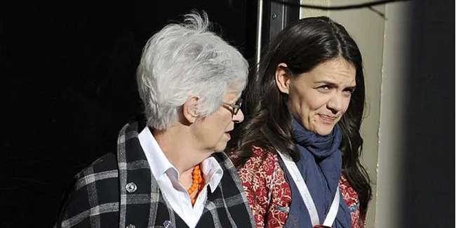 Katie Holmes dan Suri Jalan-Jalan Bersama Sang Nenek