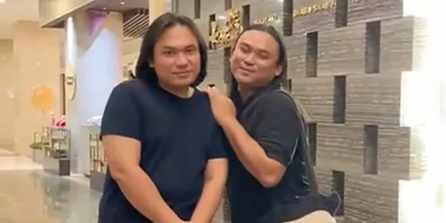 Keanu Ketemu 'Kembaran', Bikinn Heboh: Mirip Banget Tapi Lebih Macho