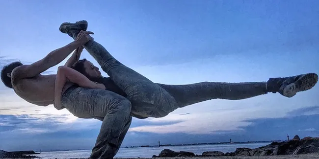 Kecantikan Paripurna, Julie Estelle Nikmati Pantai Yang Indah