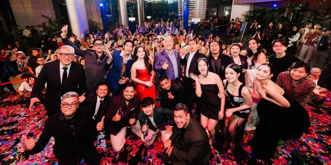 Keseruan Gala Premiere 'KANG SOLAH FROM KANG MAK X NENEK GAYUNG', Davina Karamoy Tampil Menawan