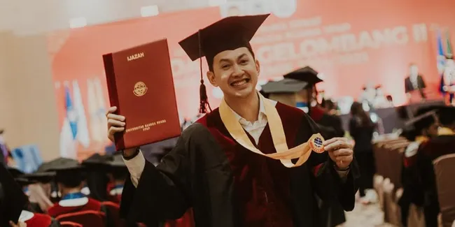 Kiki Farrel Akhirnya Wisuda S1 Setelah Jeda 17 Tahun, Sebut Momen Bersejarah