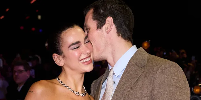Lagi Disorot, Callum Turner Pamer Kemesraan Dengan Dua Lipa di Red Carpet 