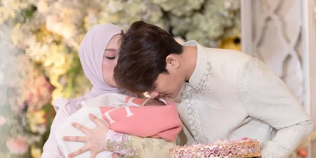 Lesti Kejora dan Rizky Billar Aqiqah L'Joyee, Prosesi Gunting Rambut Penuh Makna