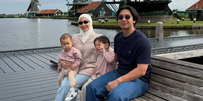 Liburan Keluarga Nikita Willy di Belanda, Issa dan Nael Sibuk Minum Susu Saat Foto Bareng