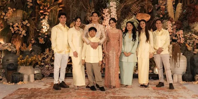 Macam-Macam Foto Keluarga El Rumi di Acara Lamarannya dengan Syifa Hadju