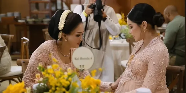 Maia Estianty Elus Baby Bump Alyssa Daguise Jelang Persalinan, Berharap Cucunya Lahir Setelah Nikahan El Rumi