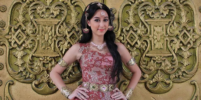 Memerankan Dursilawati - Claudia Lamanna Jadi Putri