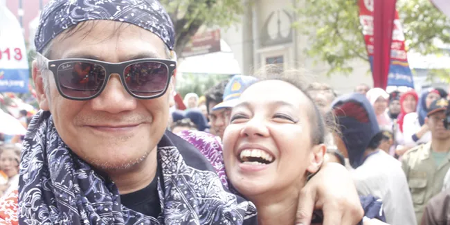 Mesranya Tio Pakusadewo dan Vicky Burky di Pawai Artis FFI