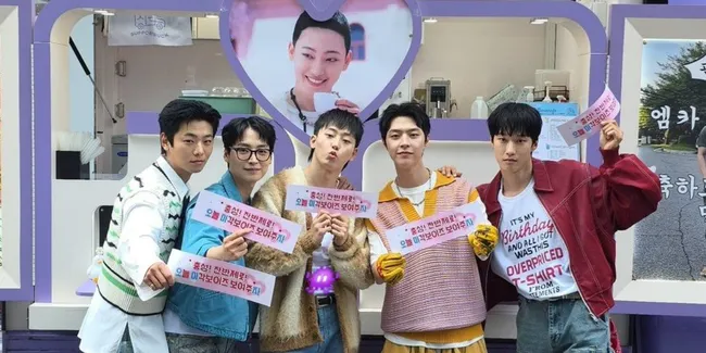 Migak Boys 'THE LEGEND OF KITCHEN SOLDIER' Debut di M Countdown, Lightstick-nya Centong Nasi