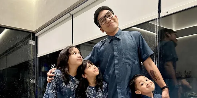 Mirip Banget, Ini Potret Desta Tampil Jadi Dono saat Bersama Anak