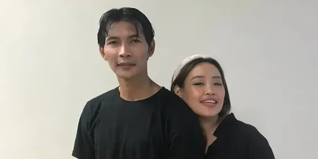 Momen Arya Khan Suami Pinkan Mambo Mode Serius, Pas Nyanyi Suaranya Gak Kalah Keren