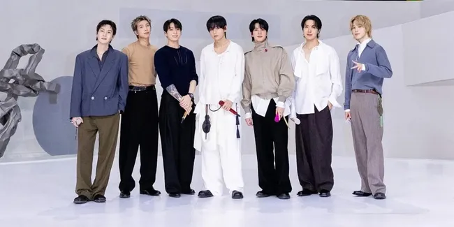 Momen BTS Hadir di The Tonight Show dan Beri Jimmy Fallon Sandal yang Serasi 