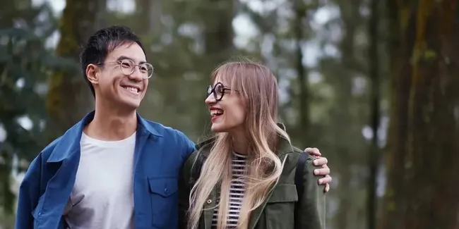 Momen Daniel Mananta Beri Suprise Ultah Istri Bulenya yang ke-40, Seharian Full Kejutan
