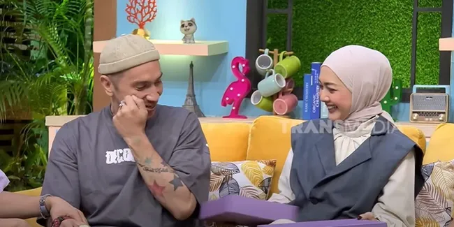 Momen Gary Iskak Dapat Kado Isinya Tomat, Langsung Lari