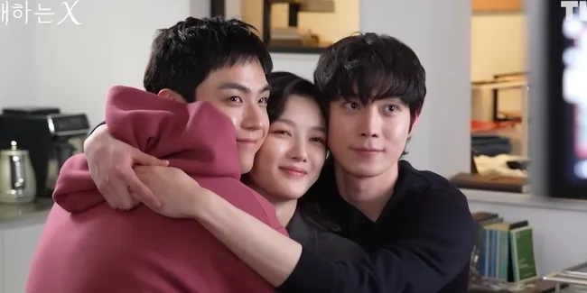 Momen Gemas Kim Yoo Jung, Kim Young Dae dan Kim Do Hoon, Beda dengan di DEAR X