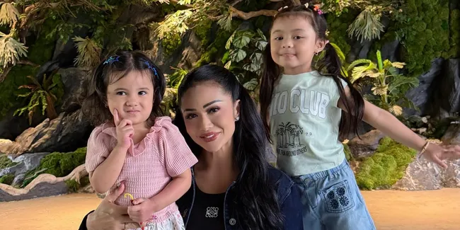 Momen Hangat Kris Dayanti Momong Ameena & Azzura