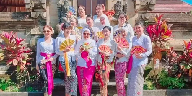 Momen Hangat Uut Permatasari dan Ibu-Ibu Bhayangkari, Tampil Anggun dengan Busana Adat Bali