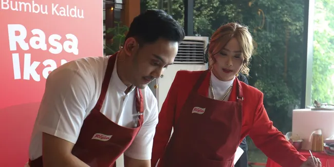 Momen Inul Daratista & Chef Firhan Ashari Demo Masak Olahan Ikan